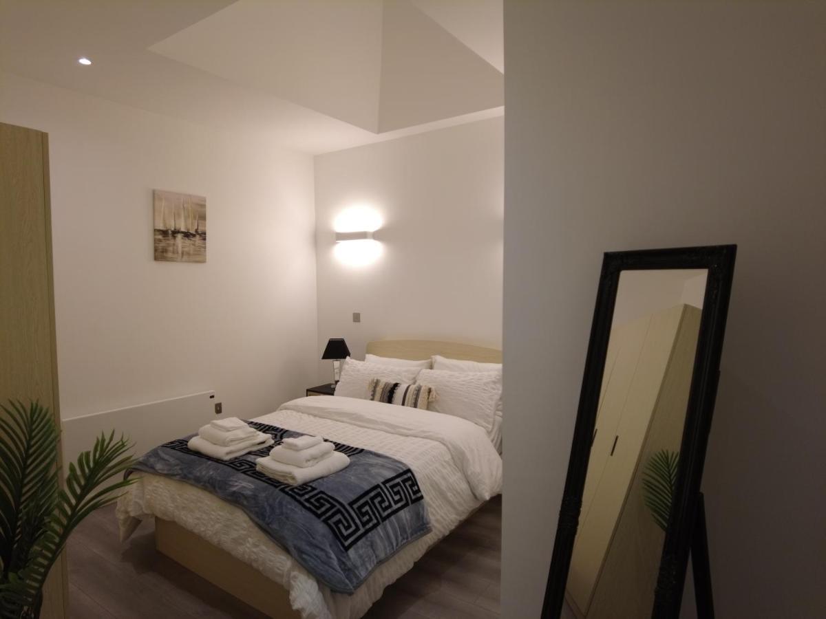 Stylish 2 Bedrooms, 2 Bathrooms With Workspace In Milton Keynes
