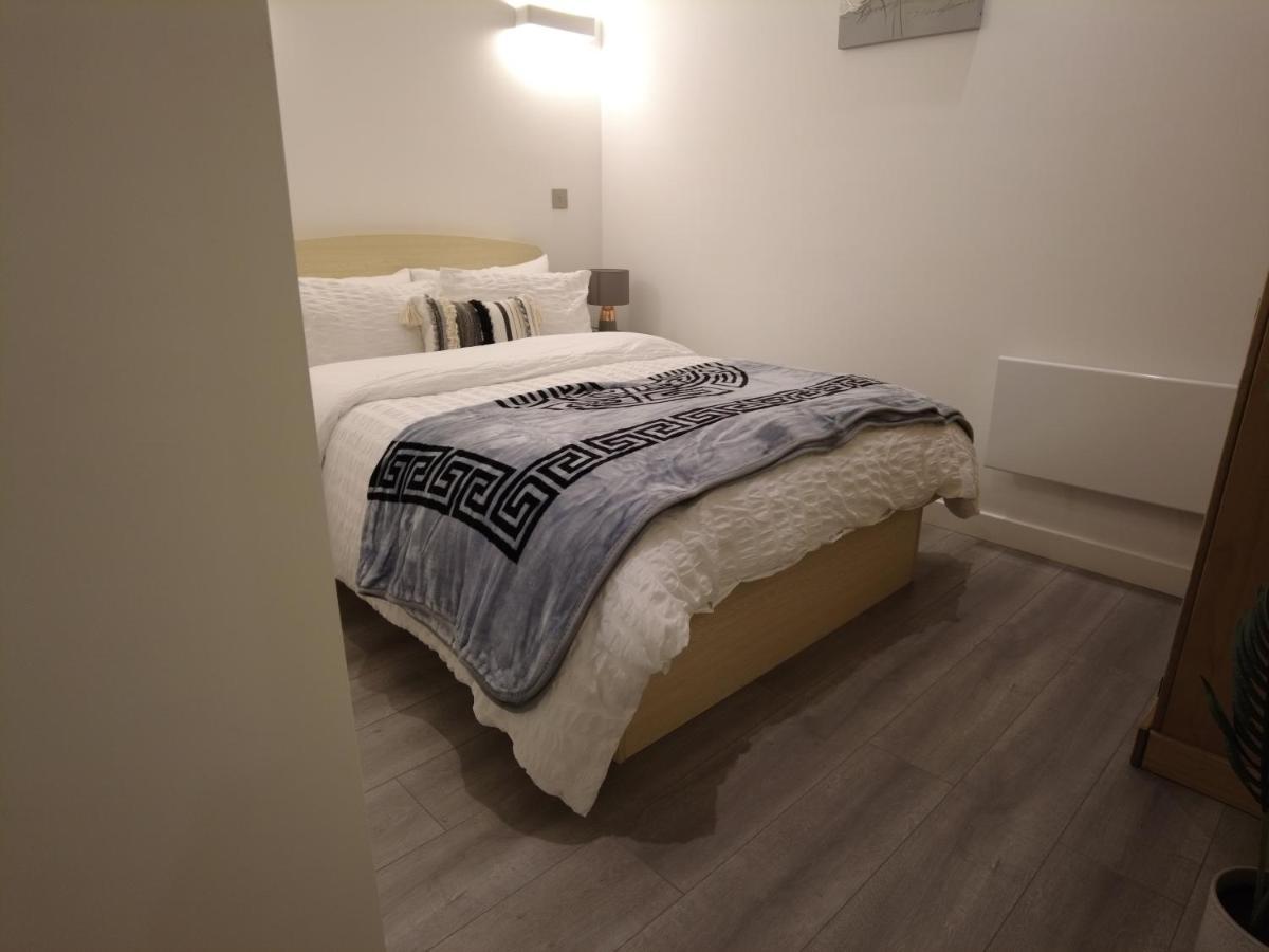 Stylish 2 Bedrooms, 2 Bathrooms With Workspace In