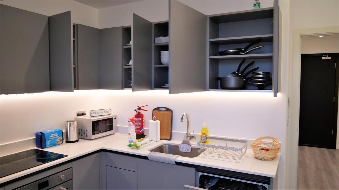 Apartment Stylish 2 Bedrooms, 2 Bathrooms With Workspace In *