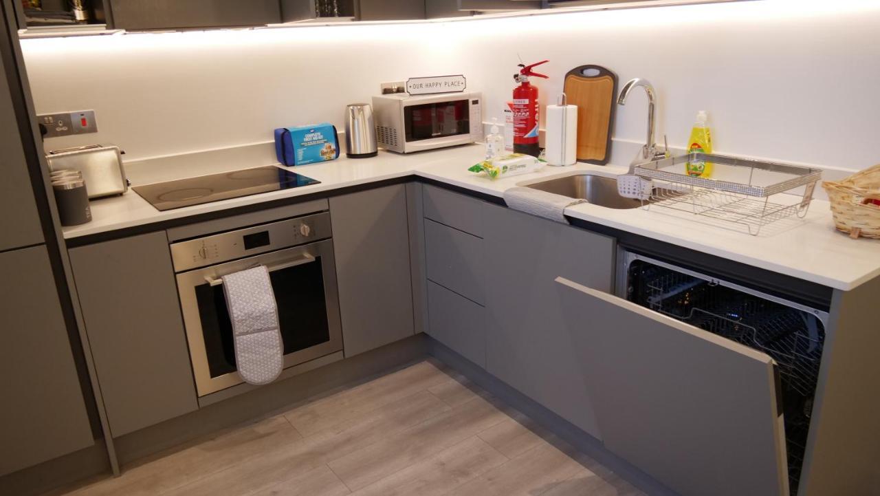 Stylish 2 Bedrooms, 2 Bathrooms With Workspace In Apartment Milton Keynes