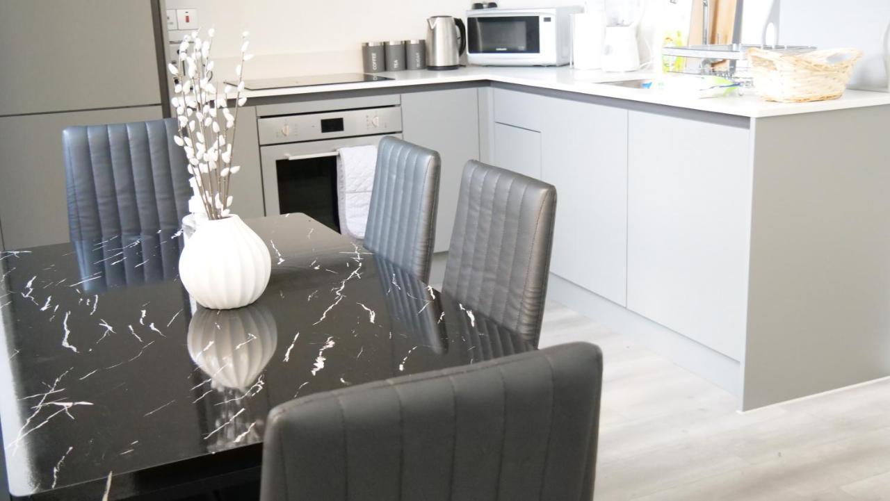 Stylish 2 Bedrooms, 2 Bathrooms With Workspace In Apartment Milton Keynes
