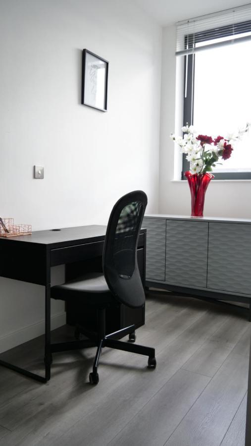 Stylish 2 Bedrooms, 2 Bathrooms With Workspace In Apartment *