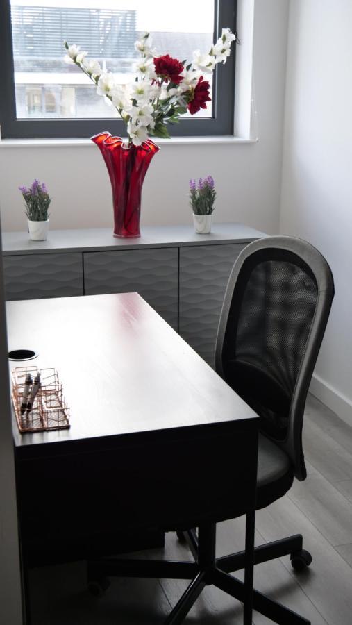 Stylish 2 Bedrooms, 2 Bathrooms With Workspace In Apartment