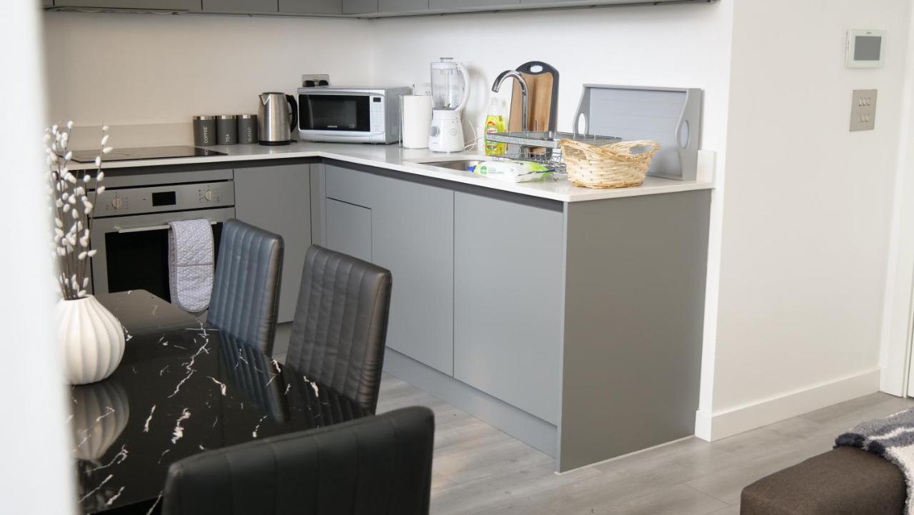 Apartment Stylish 2 Bedrooms, 2 Bathrooms With Workspace In