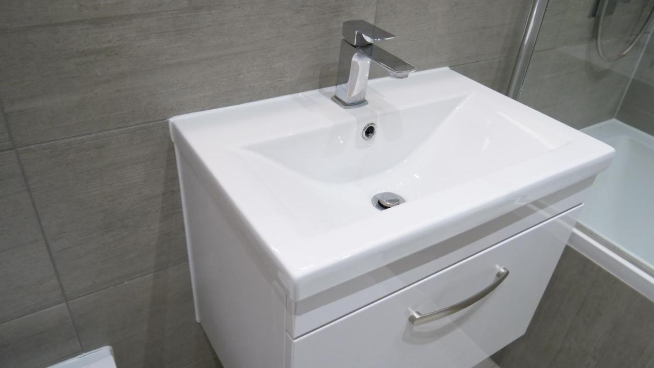 Apartment Stylish 2 Bedrooms, 2 Bathrooms With Workspace In