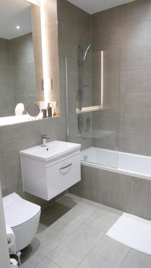Stylish 2 Bedrooms, 2 Bathrooms With Workspace In