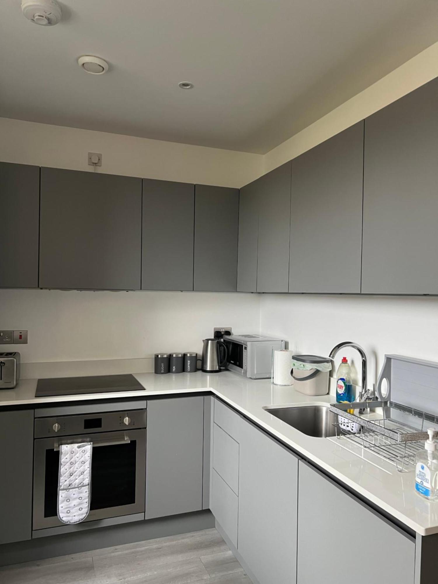 Stylish 2 Bedrooms, 2 Bathrooms With Workspace In