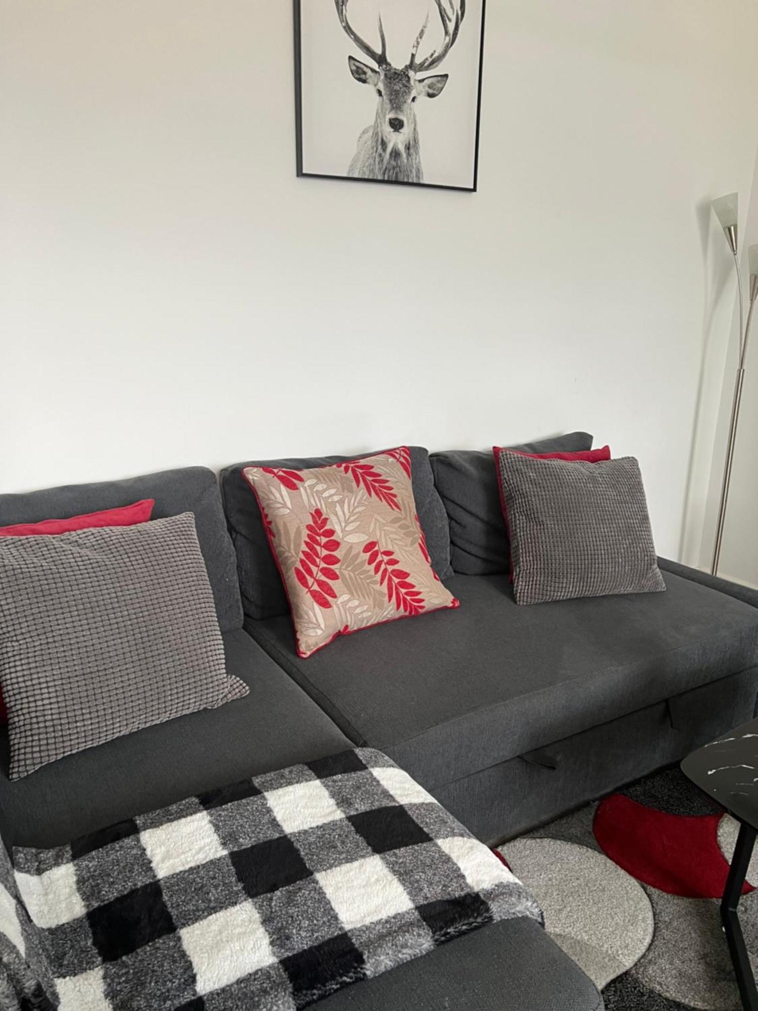Stylish 2 Bedrooms, 2 Bathrooms With Workspace In * Milton Keynes