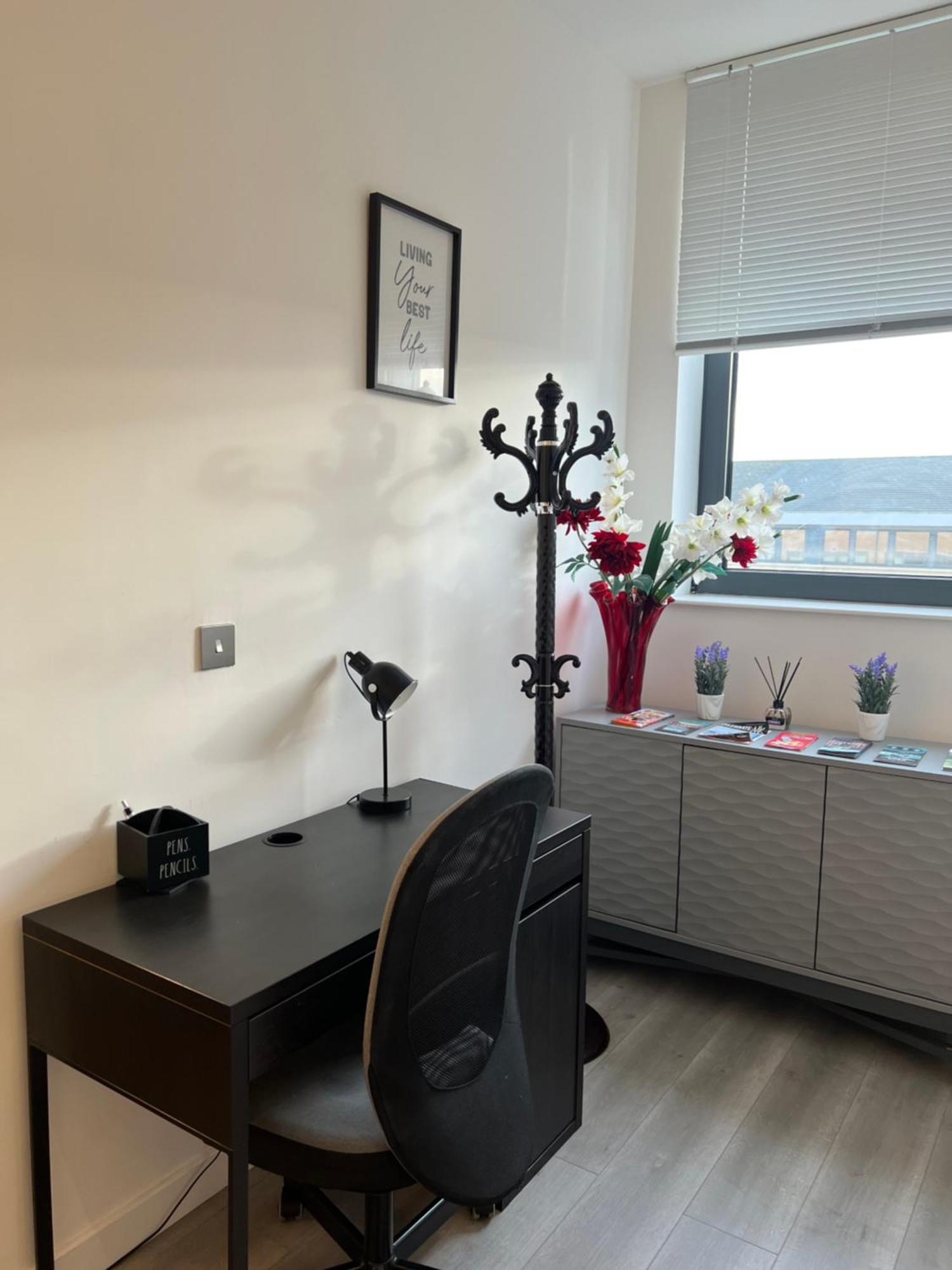 Stylish 2 Bedrooms, 2 Bathrooms With Workspace In *