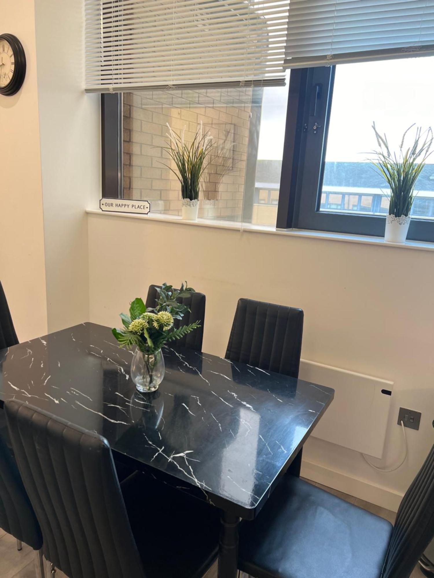 Stylish 2 Bedrooms, 2 Bathrooms With Workspace In * Milton Keynes