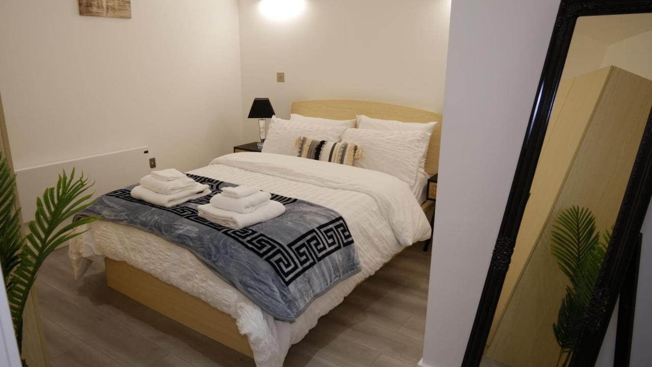 Stylish 2 Bedrooms, 2 Bathrooms With Workspace In Apartment