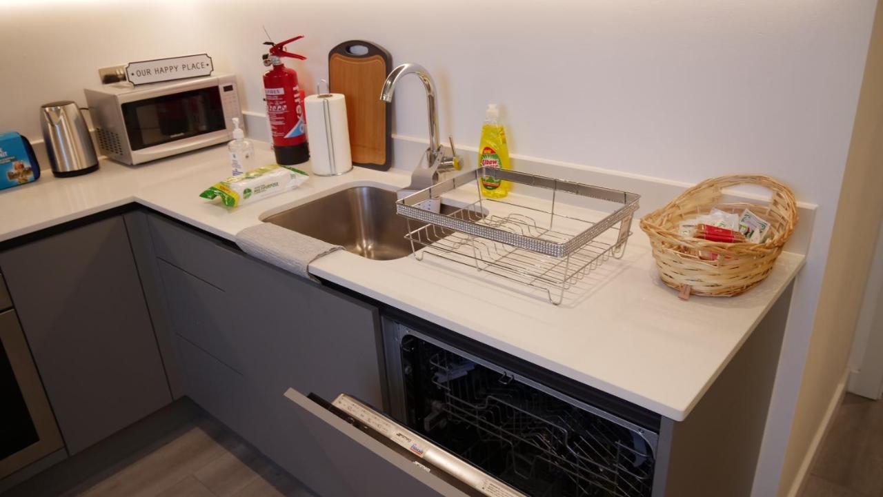 Stylish 2 Bedrooms, 2 Bathrooms With Workspace In Apartment *